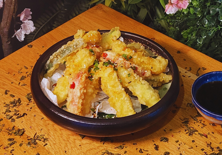 Kompozycja sushi Yuzu — świeże rolki